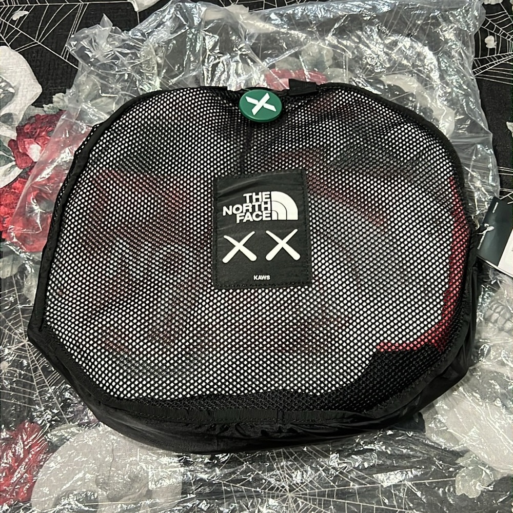 NWT 2022 KAWS x THE NORTH FACE MEDIUM RED DUFFLE BAG BRILLIANT CORAL 86 PRINT - Picture 5 of 8